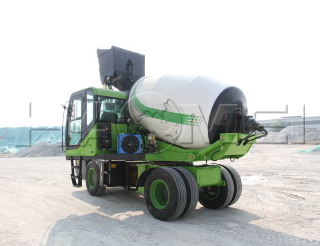 شاحنة خلط الخرسانة ذاتية التحميل سعة 4.0 متر مكعب مع كابينة مكيفة