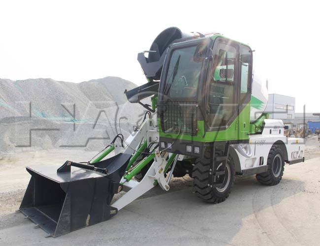 خلاطة خرسانة ذاتية التحميل سعة 4 أمتار مكعبة تعمل بنظام الدفع الرباعي